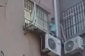 至于吗？家长辅导孩子作业崩溃，棍棒殴打孩子，孩子吓的跳下5楼图片