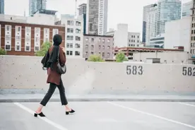 面对男人的贬低与指责，用这3句话漂亮反击，还自己轻松自在图片