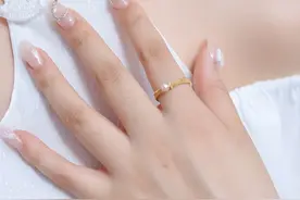 给女友送礼烦恼纠结？潮宏基才是正确打开方式图片