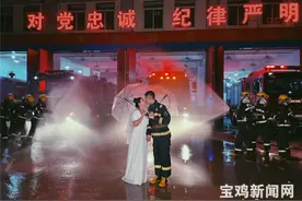 战友全副武装甘做背景 定格他们浇不灭的爱情之火图片