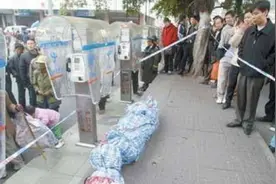 民工李绍为：千里背老乡尸首回家，只为落叶归根，却遭其亲人仇视图片