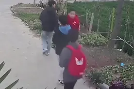 三高中生捡到走丢男孩后护送其回家，学生妈妈：感觉孩子很有责任心，学校：会对学生在全校给予通报表扬图片