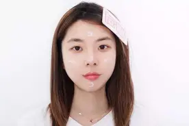 女人无论20岁还是60岁，坚持3个涂护肤品的手法，很有利于抗衰老图片