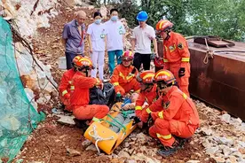 湖北黄石：工人山中中暑 消防员接力架起救援桥梁图片