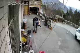 女子远嫁3年偷偷回家看父母，看到女儿父亲原地愣住笑中带泪图片