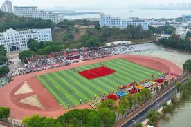 高校运动会开幕式精彩纷呈 千人团体操表演震撼全场图片