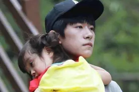 四岁被易烊千玺抱，八岁与易烊千玺合作拍戏，哈琳的人生让人羡慕图片