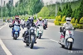 太原女骑“辫子军团”戴好头盔出发了——骑上心爱的小摩托 四处看风景图片