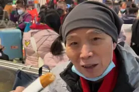 接地气！散打评书表演艺术家李伯清坐火车攀枝花过年，眉毛已花白图片