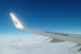 航空公司为什么爱用摆渡车？用一次能省多少钱？图片