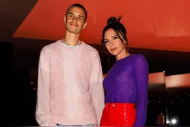 贝嫂带二儿子看秀，准儿媳米娅也在场，身材和颜值比不上未来婆婆图片