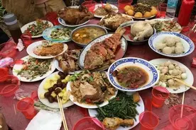 大年初二去丈母娘家，我们两个女婿把厨师喝的躺在了草垛上图片