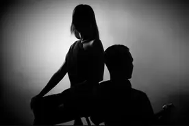 夜不归宿的老公还能相信吗？婚姻里，坚强比隐忍更重要图片