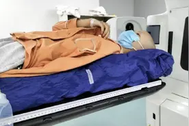 女孩患癌截肢后肿瘤再转移，肝癌妈妈痛哭：只要有一丝希望，都要治好孩子图片