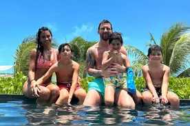 上班!梅西乘私人飞机抵达迈阿密,梅老板穿粉裤衩,仨儿子大包小包图片