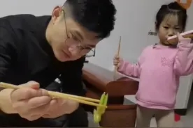 山东男子炒好菜后妻子让他展示一下，一筷子下去懵了：这刀工绝了图片