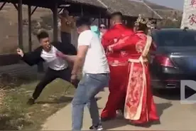 山东一对新人办婚礼，新娘持棍霸气护夫，网友：画面极度舒适图片