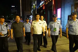 【宝鸡公安“百日行动”】贺东副市长深入一线带头参加夏夜治安巡查宣防统一行动图片