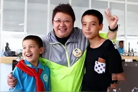 23年前贵州缆车失事，失去双亲的2岁孩童被韩红收养，如今怎样了图片