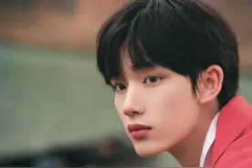 丁程鑫，花少芭莎露营大片，鲜衣怒马少年郎，惊艳了谁的目眶图片