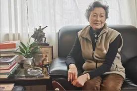 艺术家向梅：与丈夫恩爱一生对他有亏欠，儿子儿媳孝顺，晚年幸福图片