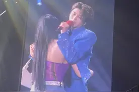 蔡徐坤糊到媚粉？演唱会和粉丝十指相扣贴身拥抱，被扒出是网红托图片