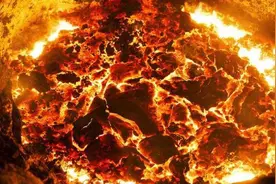 要是你掉进钢水里，会发生什么？是先感到疼痛还是没疼就化了？图片