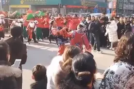 名场面！陕西两接亲队伍迎面相遇，两班乐队使出毕生所学在路上PK图片