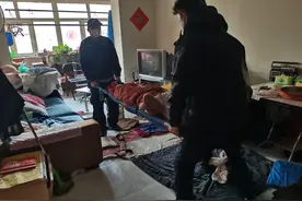 八旬老人家中摔伤 民警紧急送医图片