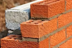 为何我国会“禁止使用”红砖盖房？看看它的危害，你就明白了图片