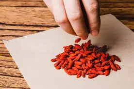 枸杞巧搭配，一周喝3次，补肝益肾、安神助眠，效果翻一倍图片