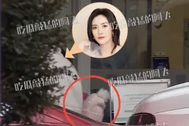 谢娜带双胞胎女儿乘坐200万豪车，母女牵手看病，跳跳俏俏萌态足图片
