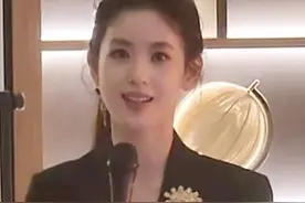 伦敦这天，被扎马尾演讲的章泽天惊艳，干练落利，腹有诗书气自华图片