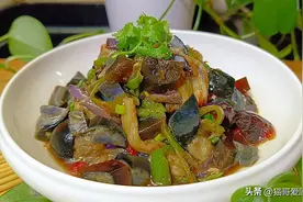 夏天就喜欢这道“烧椒茄子拌皮蛋”，香辣好吃，做法还简单图片