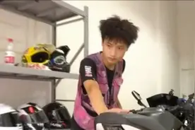 “不恰国难财！”重庆21岁骑手救火引关注，霸气拒绝流量变现图片