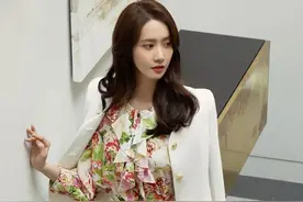 林允儿新图 尽显成熟知性美图片