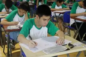 中学生考试时睡觉，监考老师置之不理，面对家长质疑老师很无奈图片