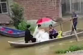 广西婚车队伍遭遇洪水挡路 新郎划船接走新娘 网友：谁也拦不住他们结婚图片