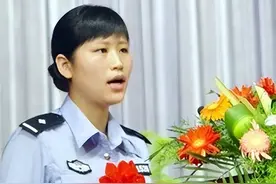 08年汶川地震中的女警，废墟中哺乳9个婴儿，时隔多年被跨4级提拔图片