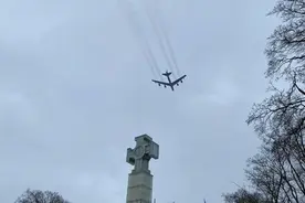 美轰炸机逼近俄140公里，白俄机场发生爆炸，苏25轰然坠毁图片