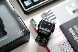 iPhone 14 Pro Max用绿联30W机器人充电，安全高效还能当桌搭摆件图片