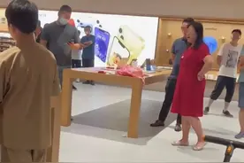 爱国妇女大闹苹果店，激情背诵满江红，网友：远离低智商善人图片