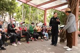 社区民警“霞姐”：要学会“有困难，找居民”图片