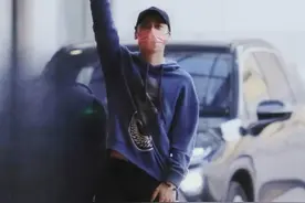 李易峰消失344天首露面，瘦了不少黑眼圈严重，给粉丝鞠躬眼眶红图片