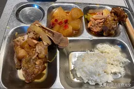 看大门月薪1000，为啥还有人干，大爷说：来看看我每天吃啥图片