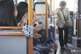 老年公交卡迎来新变化？老年人“免费”乘车或将取消？您支持吗？图片