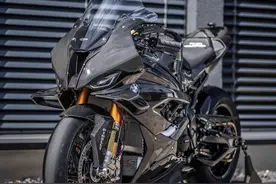 满碳的宝马S1000RR，直接把气质拿捏了图片