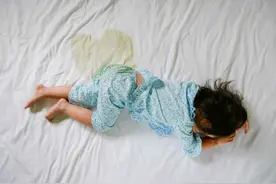 孩子6岁怎么还尿床？爸妈别着急，主要与5个因素有关图片