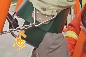 安徽宿州 男孩荡秋千太卖力，不慎将双腿卡进座椅洞洞怎么也出不来图片