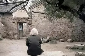 孙子新婚当天，82岁奶奶系红腰带跳楼自杀，留千字遗书诅咒孙子图片